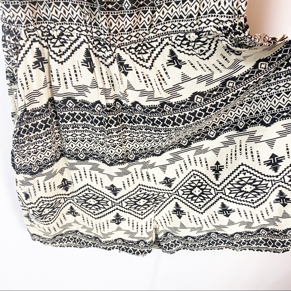 H&M Divided
Woman’s Size 4 Romper Shorts - Picture 4 of 7